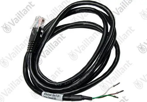 Vaillant-Kabel mit RJ45-Stecker und zwei offenen Drähten für die elektrische Verbindung, verlegt in schwarzem Mantel.